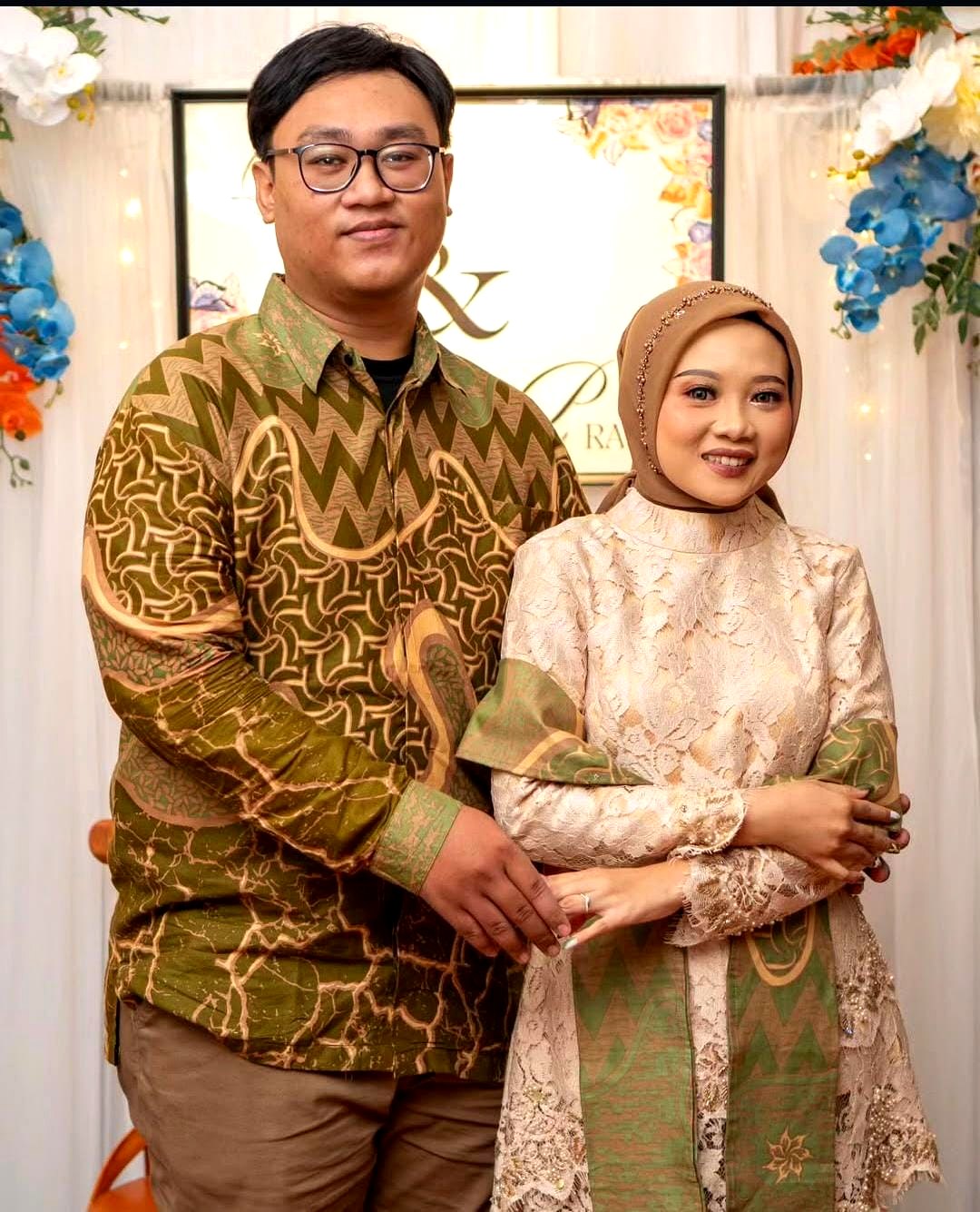 Pasangan lamaran di Sora Cafe
