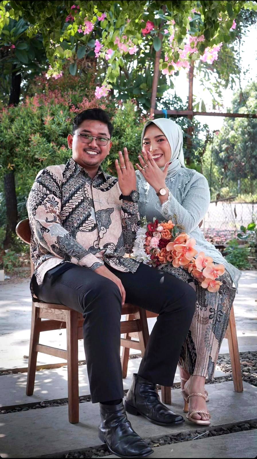 Pasangan di taman Sora Cafe
